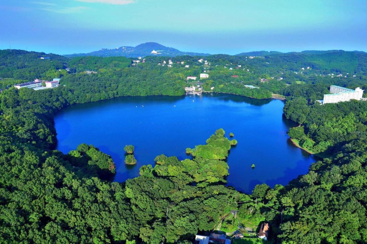 伊豆高原 温泉付別荘 Isana Mountain Villa Futo Екстер'єр фото